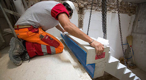 Das vorfabrizierte Treppenelement wird ohne zusätzliches Betonieren oder Kleben an der entsprechenden Stelle aufgelegt. Die Tronsole von Schöck dient nun als Schallbarriere zwischen den zwei Bauteilen. Foto: Schöck Bauteile AG