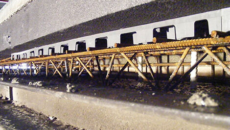 Wenn Betonaußen- und –innenschale „heiraten“, erfolgt die zug- und druckfeste Verbindung der Wandelemente über die Glasfaserstäbe. Eine Tragschalenbewehrung aus Stahlgitterträgern sorgt im vorliegenden Fall für die erhöhte Stabilität der frei tragenden Sa