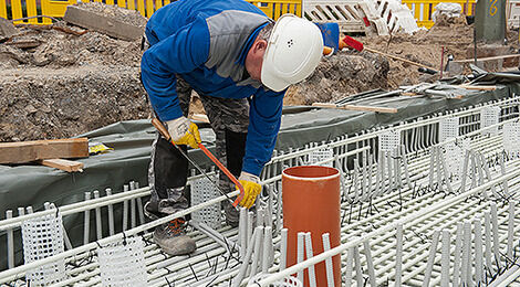 ComBAR-Bewehrungsstäben werden mit der Handsäge zugeschnitten.
