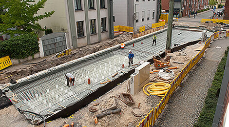 Bei einer Weichenanlage der StadtBahn Bielefeld wird auf zwölf Metern Glasfaserbewehrung verbaut