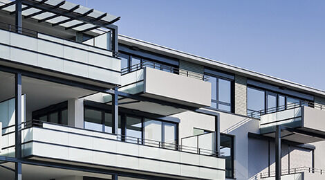 Die mit Isokorb XT energieeffizient angeschlossenen Balkone Foto: Daniel Vieser Architekturfotografie, Abdruck honorarfrei, Belegexemplar erbeten.