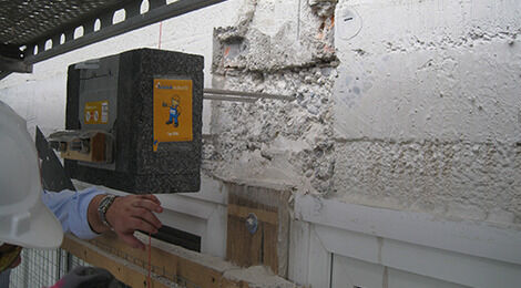 Der Isokorb R ist das Bindeglied zwischen den Stahlträgern der Passarelle und der bestehende Betonwand. Er minimiert den Wärmeabfluss und beugt Bauschäden und Schimmelpilzbildung vor. Quelle: Schöck Bauteile AG