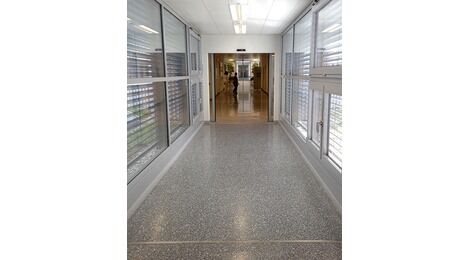 Der unbeheizte Durchgang zwischen dem Neu- und dem Altbau sorgt dafür, dass Mitarbeitende trockenen Fusses zwischen den Laborgebäuden 2 und 3 zirkulieren können. Quelle: Schöck Bauteile AG