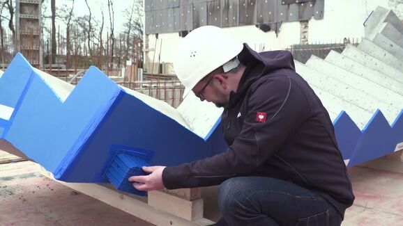 Schallbrückenfreier Einbau bei gewendelten Fertigteil-Treppenläufen. Schöck Tronsole® Typ T, Q, L.