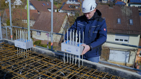 Installation des rupteurs thermiques structurels Isokorbᴹᴰ GFRP pour les parapets