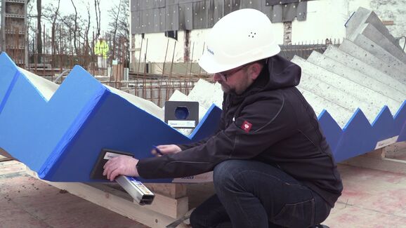 Schallbrückenfreier Einbau bei gewendelten Fertigteil-Treppenläufen. Schöck Tronsole® Typ T, Q, L.