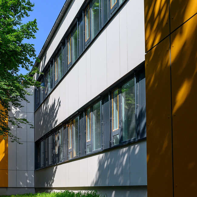 Die Fassade der Grundschule ist mit einem VHF-System energetisch ertüchtigt.