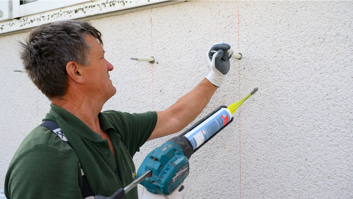 Der Isolink® wird mit einer Drehbewegung in das Bohrloch gesetzt. Der Isolink® wird mit einer Drehbewegung in das Bohrloch gesetzt.