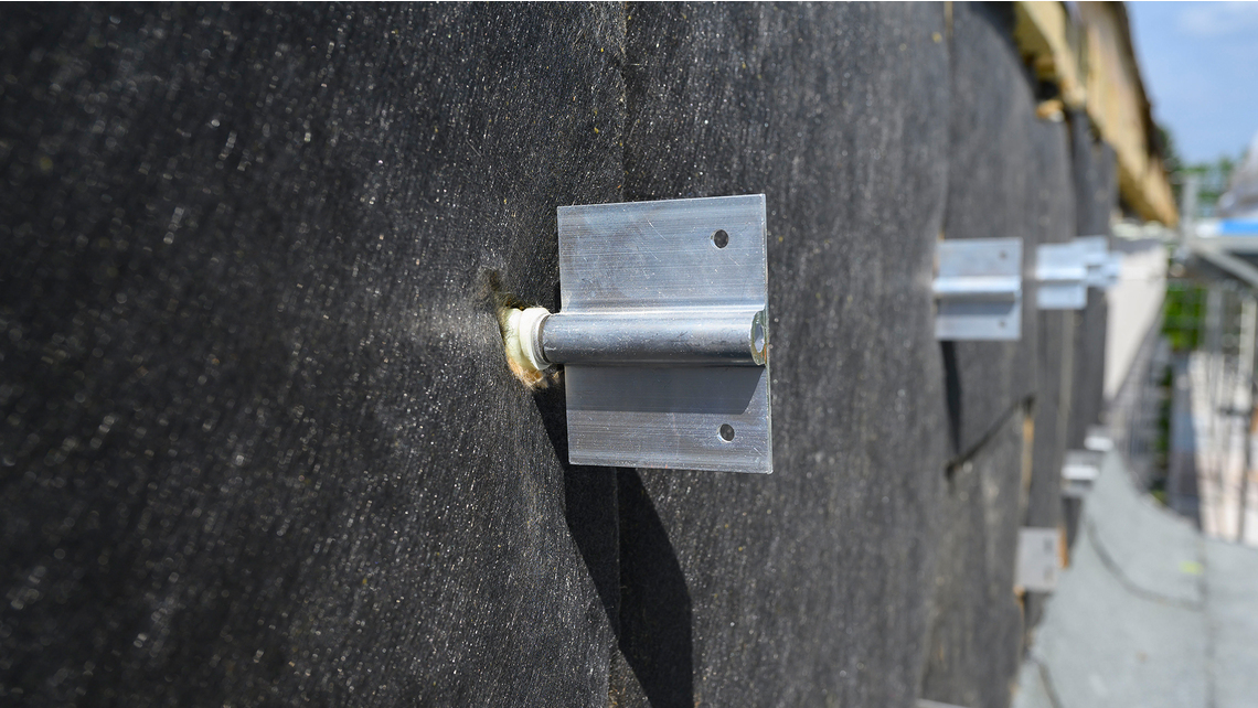 Nach der Anbringung der Wärmedämmung werden die Flügeladapter aufgedreht. Nach der Anbringung der Wärmedämmung werden die Flügeladapter aufgedreht.