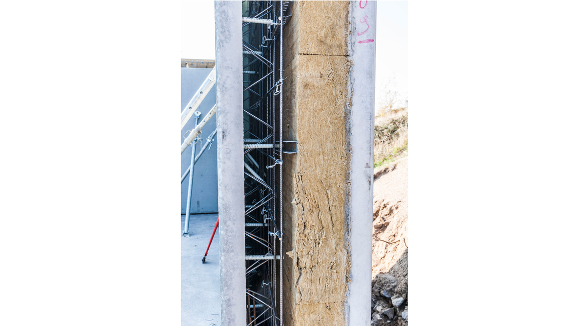Die Betonfertigteilwände verfügen über eine integrierte Wärmedämmung. Die Betonfertigteilwände verfügen über eine integrierte Wärmedämmung.