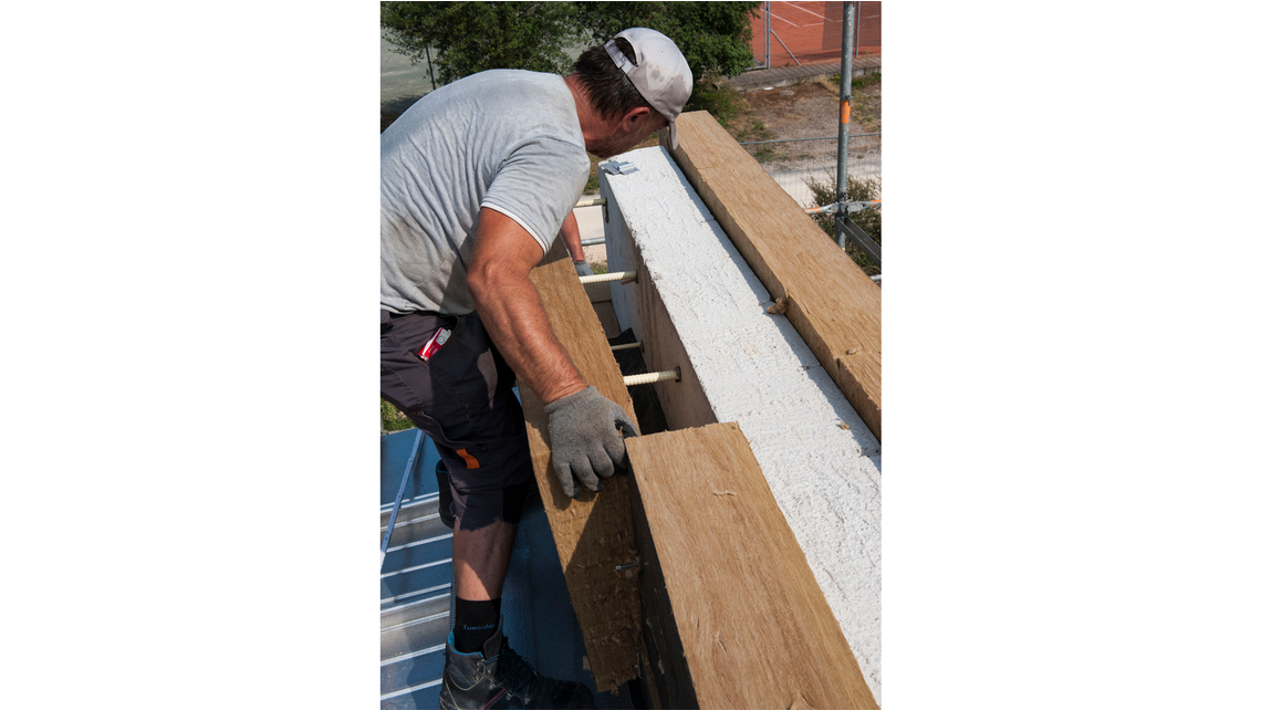 The insulation can be easily pushed onto the facade anchors. Photo: Schöck Bauteile GmbH The insulation can be easily pushed onto the facade anchors. Photo: Schöck Bauteile GmbH