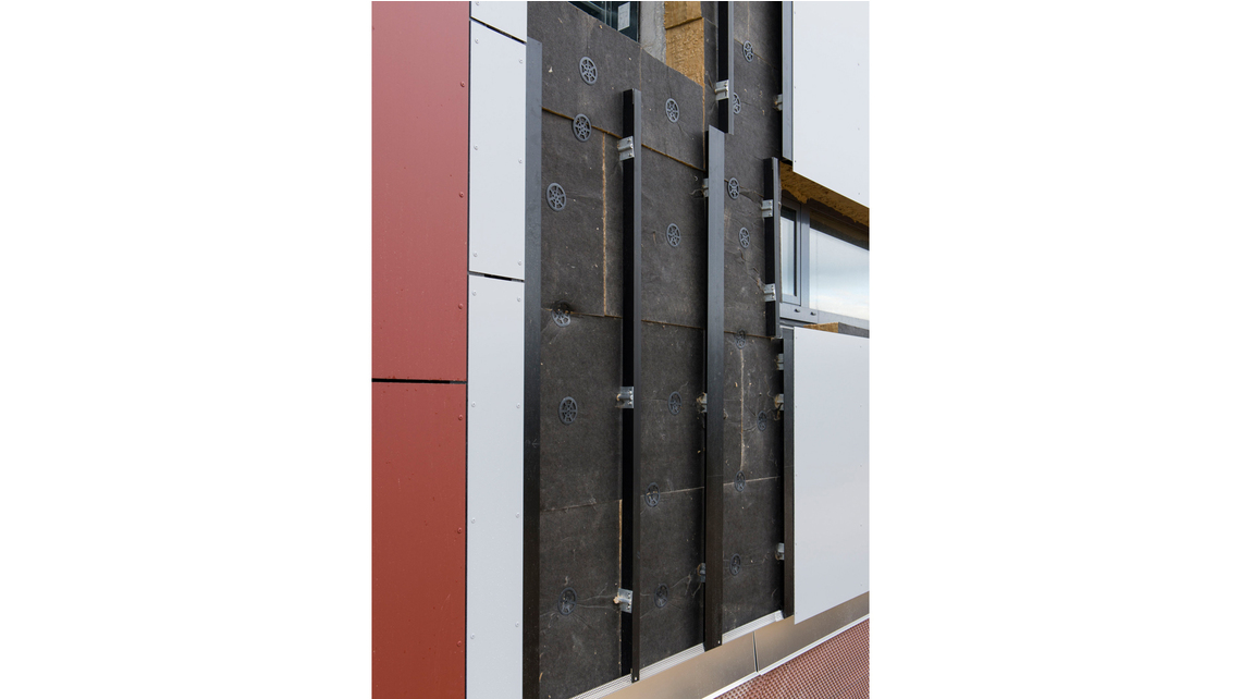 The cladding is not applied directly to the concrete wall but mounted on a substructure. Photo : Schöck Bauteile GmbH The cladding is not applied directly to the concrete wall but mounted on a substructure. Photo : Schöck Bauteile GmbH