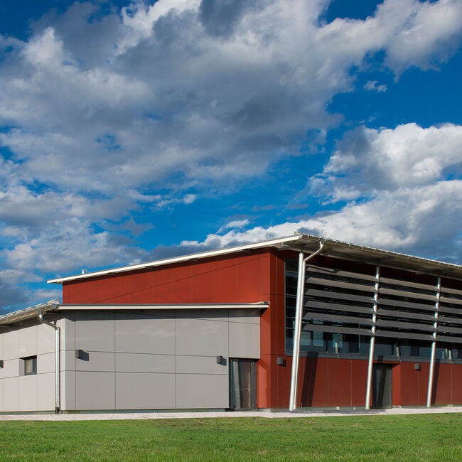 The new multi-purpose hall of Volkertshausen was realised with a rainscreen cladding façade. Photo: Schöck Bauteile GmbH