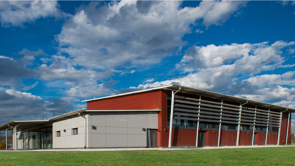The new multi-purpose hall of Volkertshausen was realised with a rainscreen cladding façade. Photo: Schöck Bauteile GmbH The new multi-purpose hall of Volkertshausen was realised with a rainscreen cladding façade. Photo: Schöck Bauteile GmbH