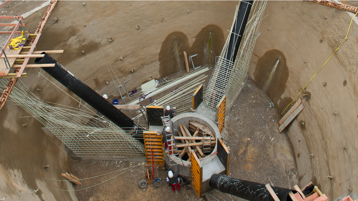 Luftbild der Baugrube mit Zentralschacht und Messrohren in den Wänden des Tetraeders. Luftbild der Baugrube mit Zentralschacht und Messrohren in den Wänden des Tetraeders.
