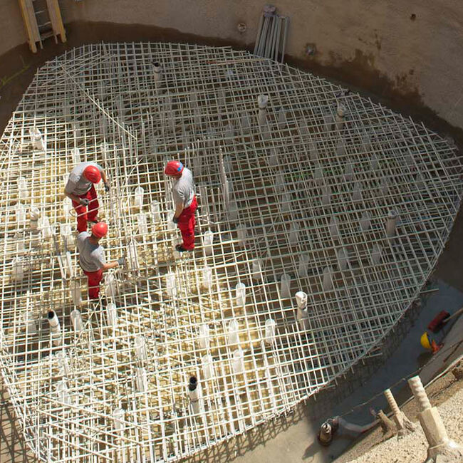Fertig verlegte Glasfaserbewehrung in der Baugrubensohle vor dem Betoneinbau.