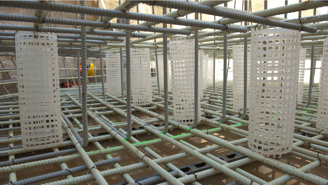 Stahlfreie Abstandhalterrohre zwischen zwei Bewehrungslagen aus Combar®. Stahlfreie Abstandhalterrohre zwischen zwei Bewehrungslagen aus Combar®.