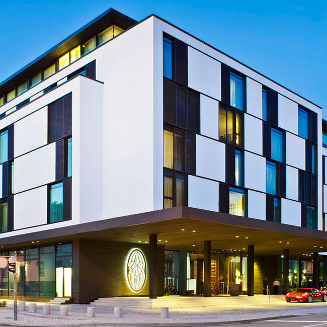 Malelauda meenutav fassaad muutub nii päeval kui ka öösel sõltuvalt sellest, kuidas külalised oma tube aknakatetega osaliselt või täielikult pimendavad.