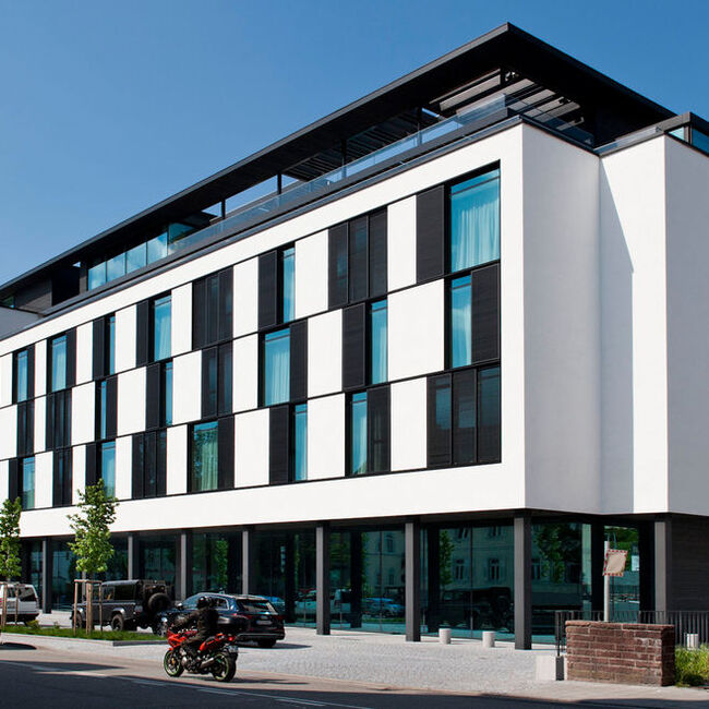 BIL_PRESSE_Hotel Roomers-Baden-Baden-Außenansicht Tag_16z9_FHD.jpg