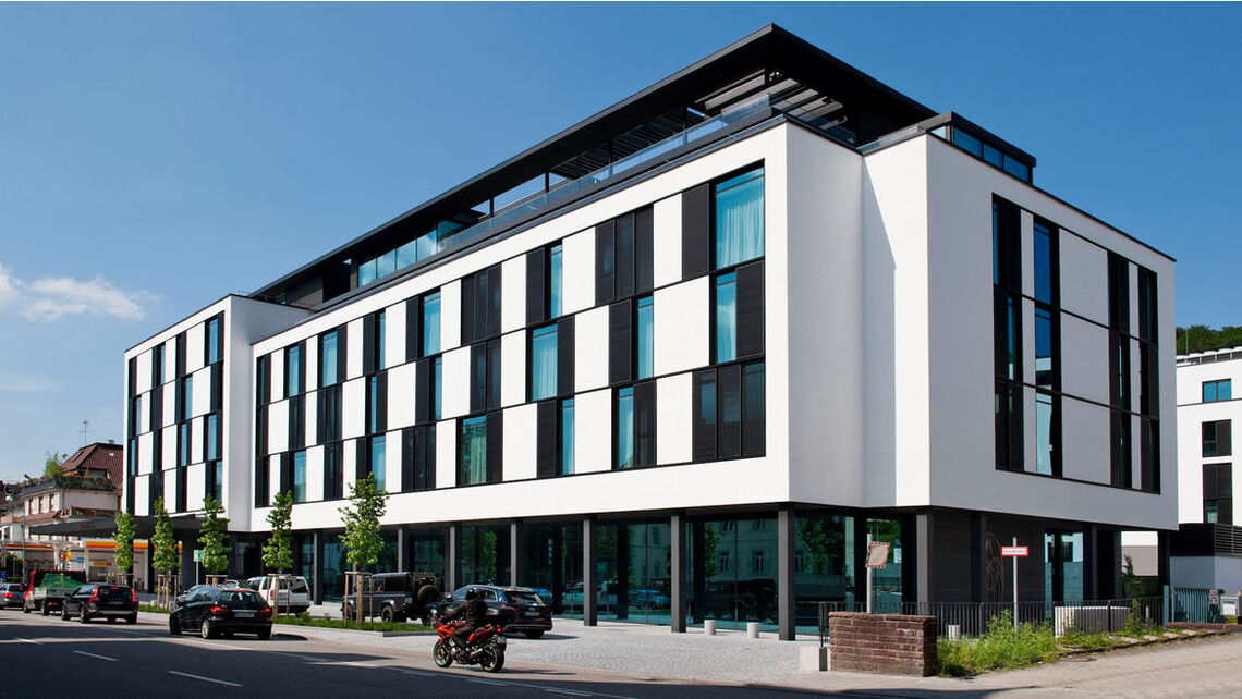 Elustiilihotell Roomers asub otse kuulsa festivalihoone vastas. Elustiilihotell Roomers asub otse kuulsa festivalihoone vastas.