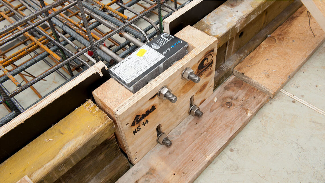 Paigaldusabi hõlbustab Isokorb® T tüübi SK paigaldamist raketisse. Paigaldusabi hõlbustab Isokorb® T tüübi SK paigaldamist raketisse.