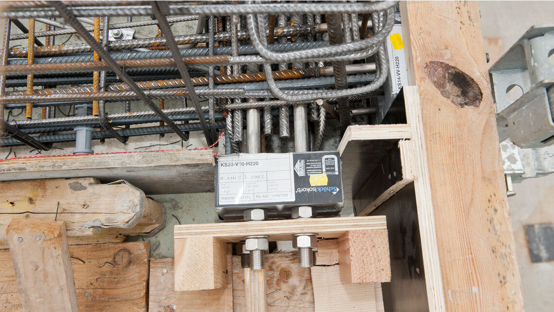 Isokorb® T tüübi SK 80 mm paksusest isolatsioonist piisab täielikult selleks, et ühenduskohas ei tekiks sulavett, hallitust ega korrosiooni. Isokorb® T tüübi SK 80 mm paksusest isolatsioonist piisab täielikult selleks, et ühenduskohas ei tekiks sulavett, hallitust ega korrosiooni.