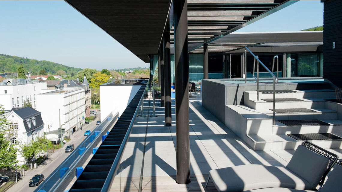 Külalised saavad katusebaarist nautida imelist vaadet Baden-Badenile. Külalised saavad katusebaarist nautida imelist vaadet Baden-Badenile.