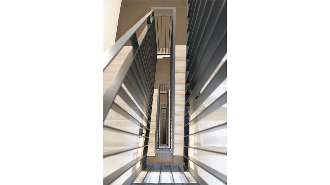 Schöck Tronsole® tüüp F eraldab trepi täielikult platvormilt ning vähendab niiviisi mürasildade ohtu. Schöck Tronsole® tüüp F eraldab trepi täielikult platvormilt ning vähendab niiviisi mürasildade ohtu.