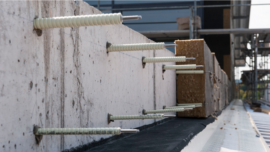 The façade anchor was fixed with an anchoring depth of 40 mm. Photo: Schöck Bauteile GmbH  The façade anchor was fixed with an anchoring depth of 40 mm. Photo: Schöck Bauteile GmbH