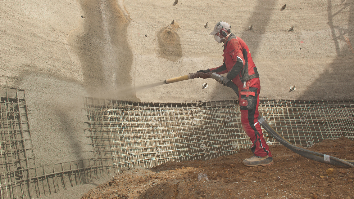 Spritzbetoneinbau in die mit Schöck Combar® bewehrte Baugrubenwand. Spritzbetoneinbau in die mit Schöck Combar® bewehrte Baugrubenwand.