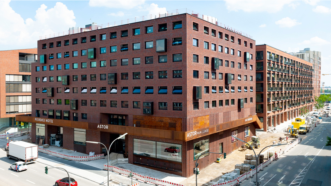 Das Quartier KPTN beherbergt rund 150 Wohnungen, Einzelhandel, Gastronomie, ein Hotel sowie ein Kino. Foto: Schöck Bauteile GmbH. Das Quartier KPTN beherbergt rund 150 Wohnungen, Einzelhandel, Gastronomie, ein Hotel sowie ein Kino. Foto: Schöck Bauteile GmbH.