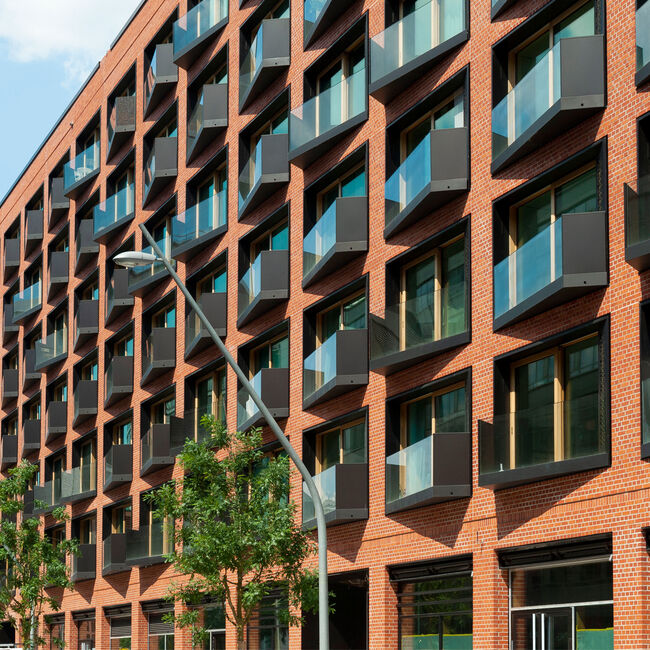 Le bureau blauraum Architekten a élargi l’idée de la fenêtre à la française autour d’un petit balcon installé d’à peine 3 m². 