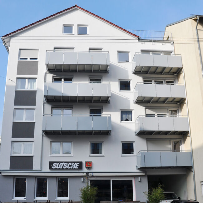 Nach der Generalsanierung stechen die Balkone ins Auge