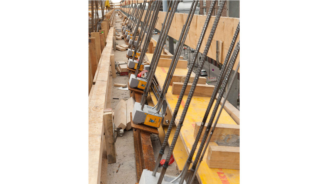 Der Schöck Isokorb® T Typ SK schafft eine effektive thermische Trennung der frei auskragenden Stahlbalkone und vermeidet so Tauwasser, Schimmel und somit spätere Bauschäden. Foto: Schöck Bauteile GmbH, Abdruck honorarfrei. Der Schöck Isokorb® T Typ SK schafft eine effektive thermische Trennung der frei auskragenden Stahlbalkone und vermeidet so Tauwasser, Schimmel und somit spätere Bauschäden. Foto: Schöck Bauteile GmbH, Abdruck honorarfrei.