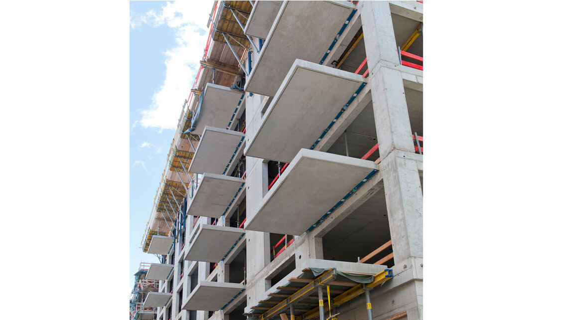 Die Stahlbetonbalkone auf der Rückseite des Gebäudes konnten mithilfe des Isokorb® XT Typ K wärmebrückenarm angeschlossen werden. Foto: Schöck Bauteile GmbH, Abdruck honorarfrei. Die Stahlbetonbalkone auf der Rückseite des Gebäudes konnten mithilfe des Isokorb® XT Typ K wärmebrückenarm angeschlossen werden. Foto: Schöck Bauteile GmbH, Abdruck honorarfrei.