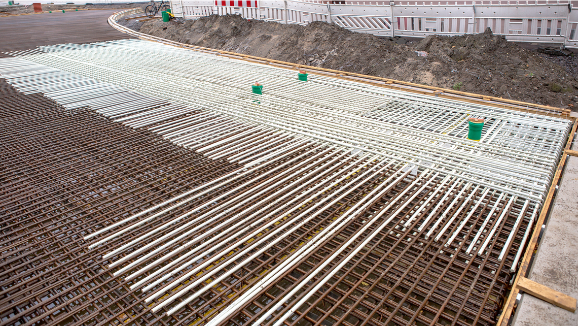 Die 30 Zentimeter dicke Masseplatte wird bereichsweise mit Combar® bewehrt.