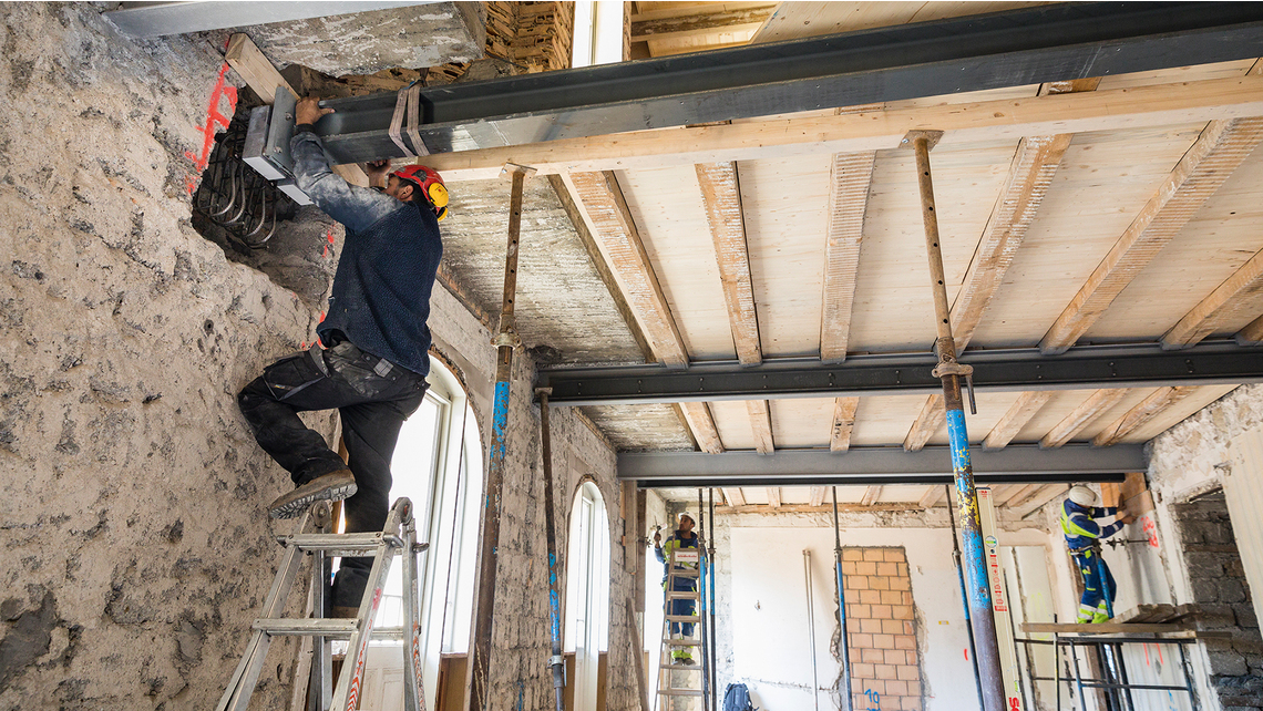 Für den umfangreichen Innenausbau war eine Lastenerhöhung notwendig. Dazu wurden zusätzliche Stahlträger eingezogen und mit Schöck Dämmelementen in der Aussenwand verankert. Foto: Stefano Schröter Für den umfangreichen Innenausbau war eine Lastenerhöhung notwendig. Dazu wurden zusätzliche Stahlträger eingezogen und mit Schöck Dämmelementen in der Aussenwand verankert. Foto: Stefano Schröter