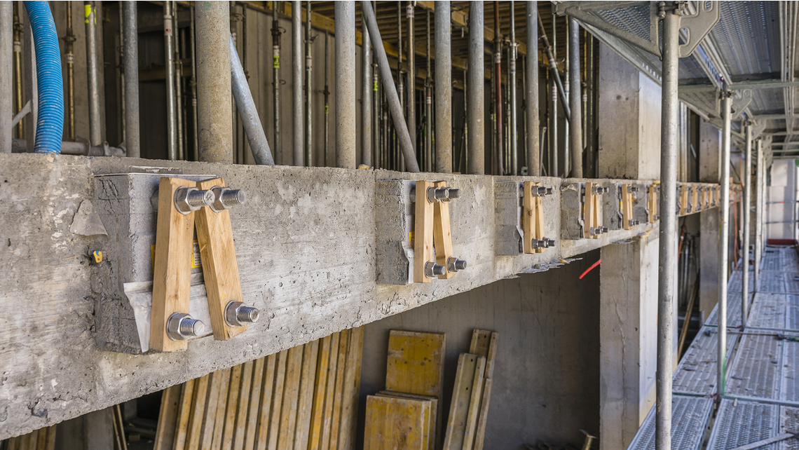 Mit dem Schöck Isokorb konnten die Vordächer am Erweiterungsbau trotz der Schneelasten von bis zu 550 kg/m2 mit einer freien Auskragung von 2.80 m realisiert werden. Foto: Stefano Schröter Mit dem Schöck Isokorb konnten die Vordächer am Erweiterungsbau trotz der Schneelasten von bis zu 550 kg/m2 mit einer freien Auskragung von 2.80 m realisiert werden. Foto: Stefano Schröter