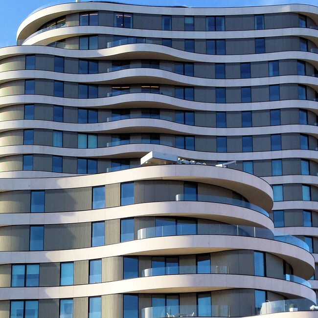 Riverwalki elamukompleksi kaks hoonet on vastavalt seitsme- ja seitsmeteistkordsed ning nendes on 116 kvaliteetset kahe-, kolme-, nelja- ja viietoalist korterit ning katusekorterid.