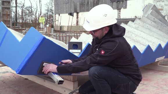 Schallbrückenfreier Einbau bei gewendelten Fertigteil-Stiegenläufen. Schöck Tronsole® Typ T, Q, L.