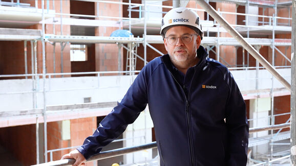 Immer zur Stelle. Hand drauf. Unser Einbaumeister Andi Schumacher.