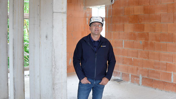 Immer zur Stelle. Hand drauf. Unser Einbaumeister André Brendel.