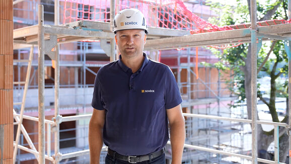 Immer zur Stelle. Hand drauf. Unser Einbaumeister Lars Dörfler.