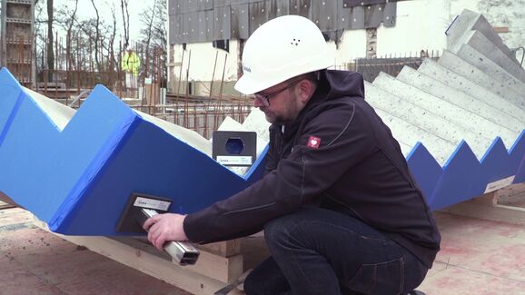 Schallbrückenfreier Einbau bei gewendelten Element-Treppenläufen