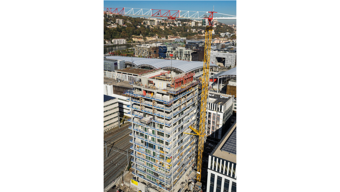 La façade de la tour a été réalisée avec un double revêtement de verre opale La façade de la tour a été réalisée avec un double revêtement de verre opale