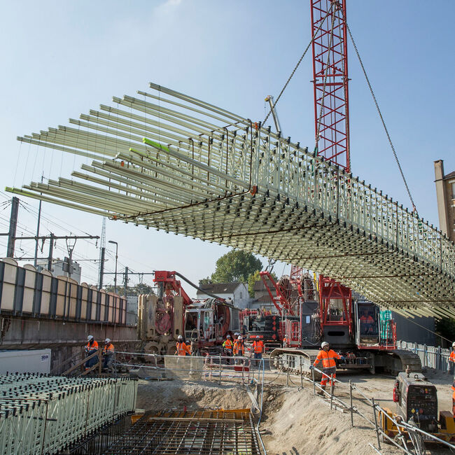 Ein vormontierter Bewehrungskorb aus Combar® wird mit dem Kran angeliefert.