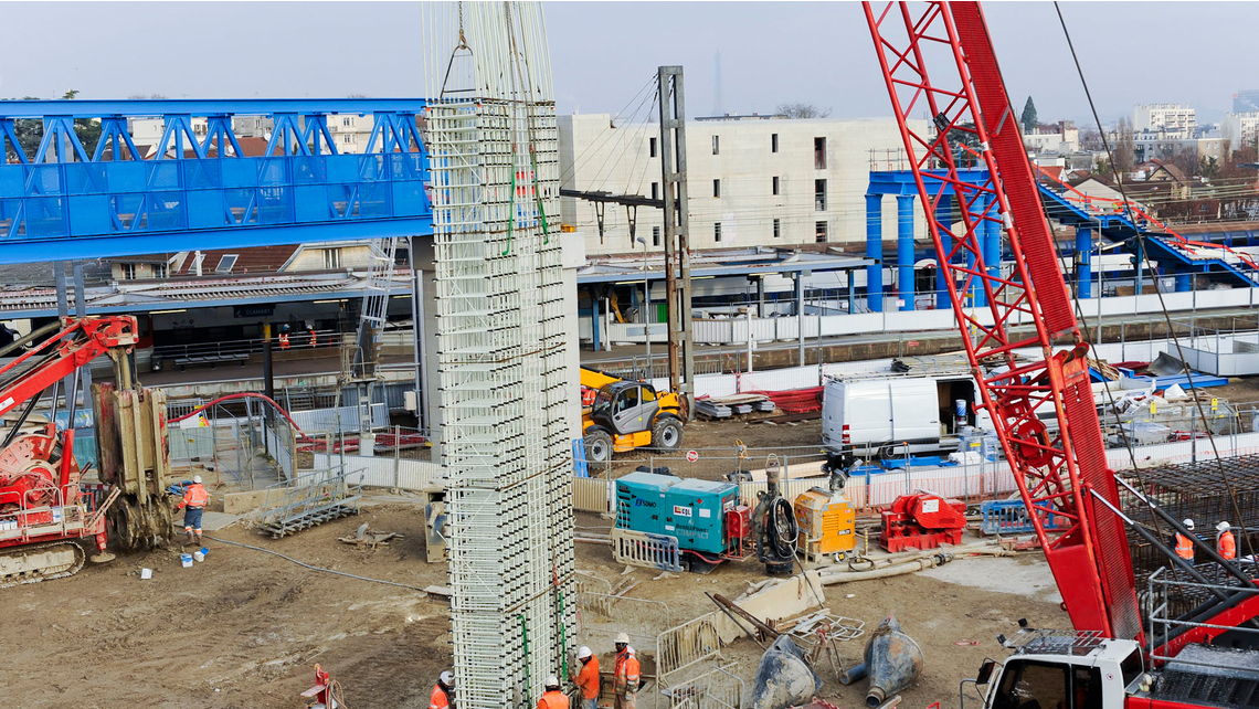 Die Bewehrungskörbe werden in den 40 Meter tiefen Schacht eingeführt. Die Bewehrungskörbe werden in den 40 Meter tiefen Schacht eingeführt.