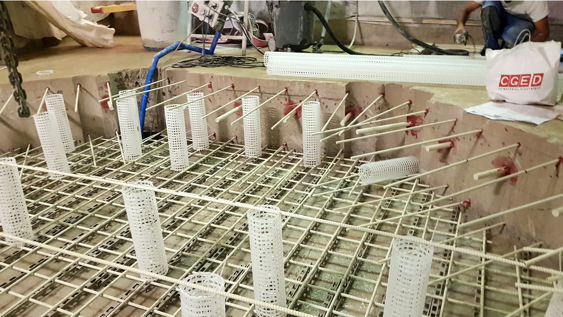 Spacer aus Kunststoff erleichtern die Montage des oberen Bewehrungsgitters.