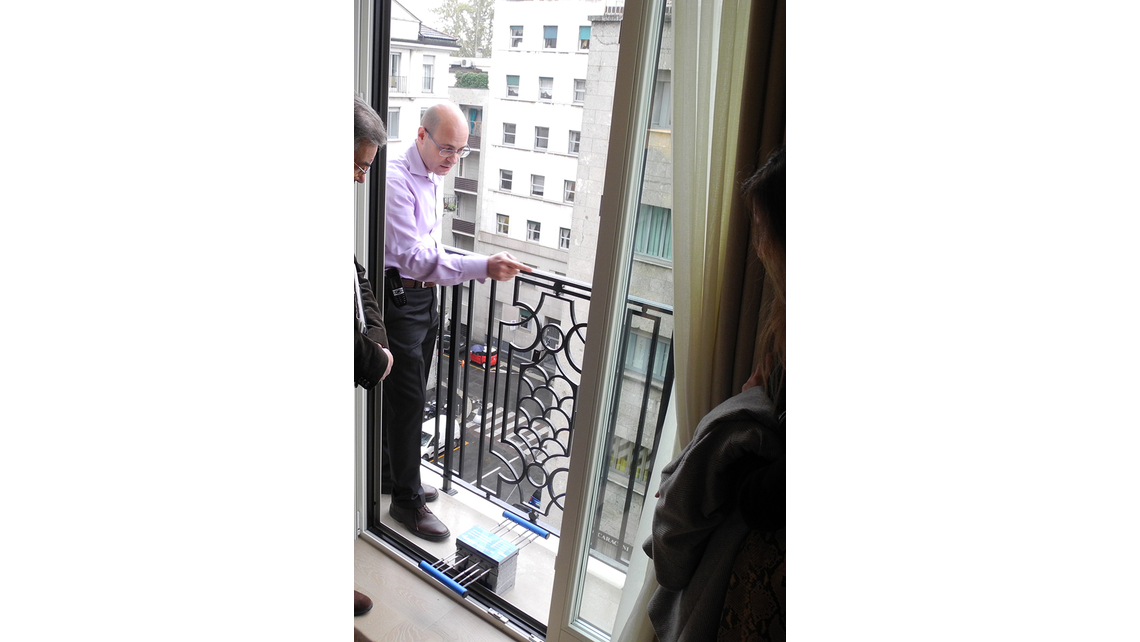 L'ingegnere responsabile del progetto indica la posizione di Isokorb® con un campione; Fonte: Daviso BIL_REF_IT-Milano-Hotel Palazzo Parigi-Bild3_Hochformat.jpg