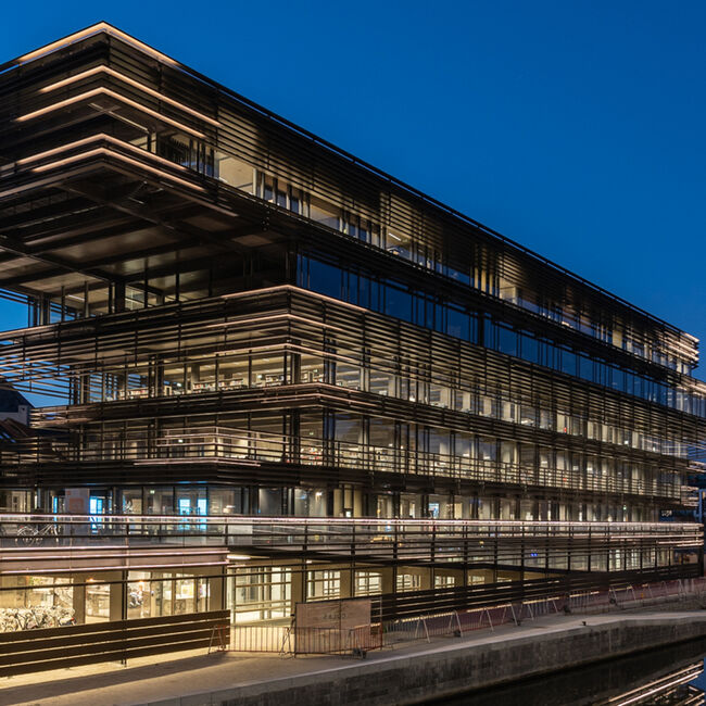 De Krook incarne les jeux de lignes horizontaux 